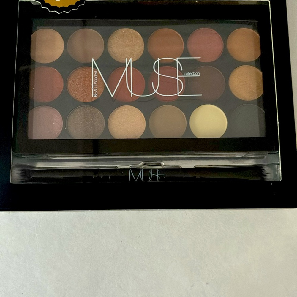 Muse Collection 18-Piece Eyeshadow Palette with Dual-Ended Signature Brush - Picture 3 of 4